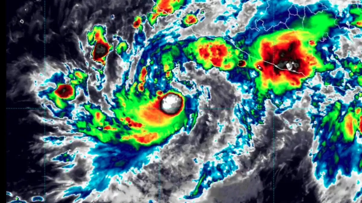 Simón se convierte en huracán categoría 1; Oaxaca permanece bajo amenaza de lluvias intensas