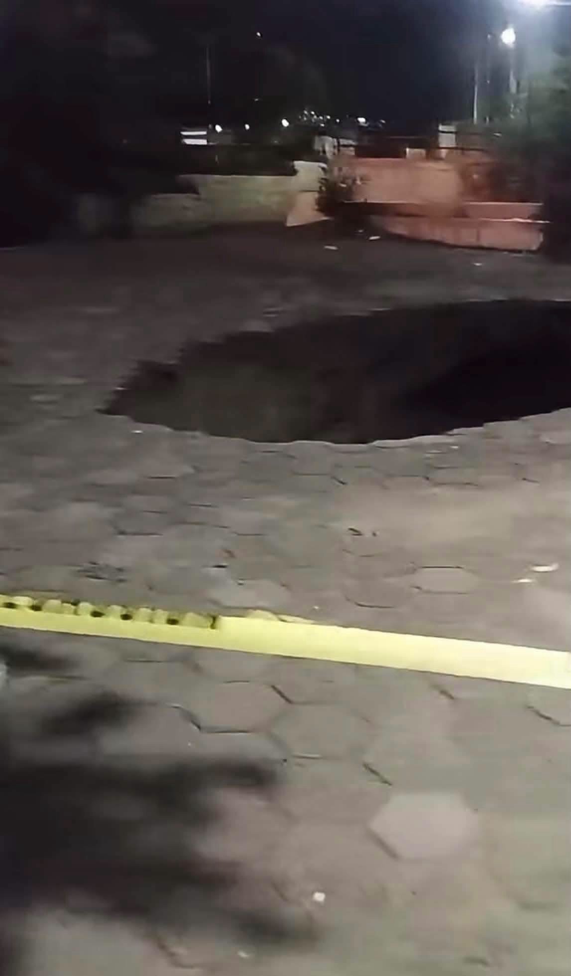Se abre un socavón en una primaria de la capital tras las lluvias; padres y Protección Civil acordonan la zona