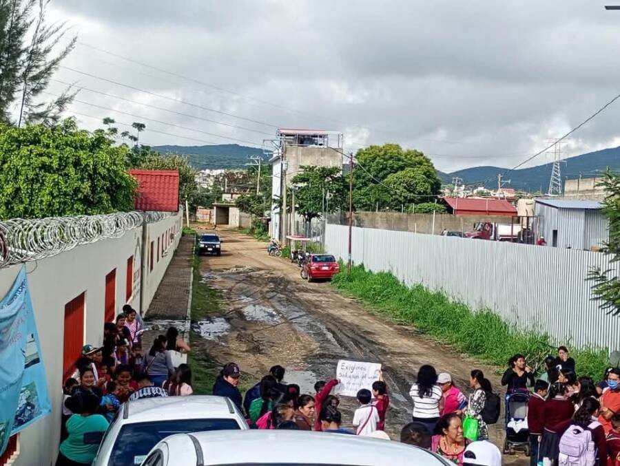 Atienden primaria afectada por aguas negras en Oaxaca