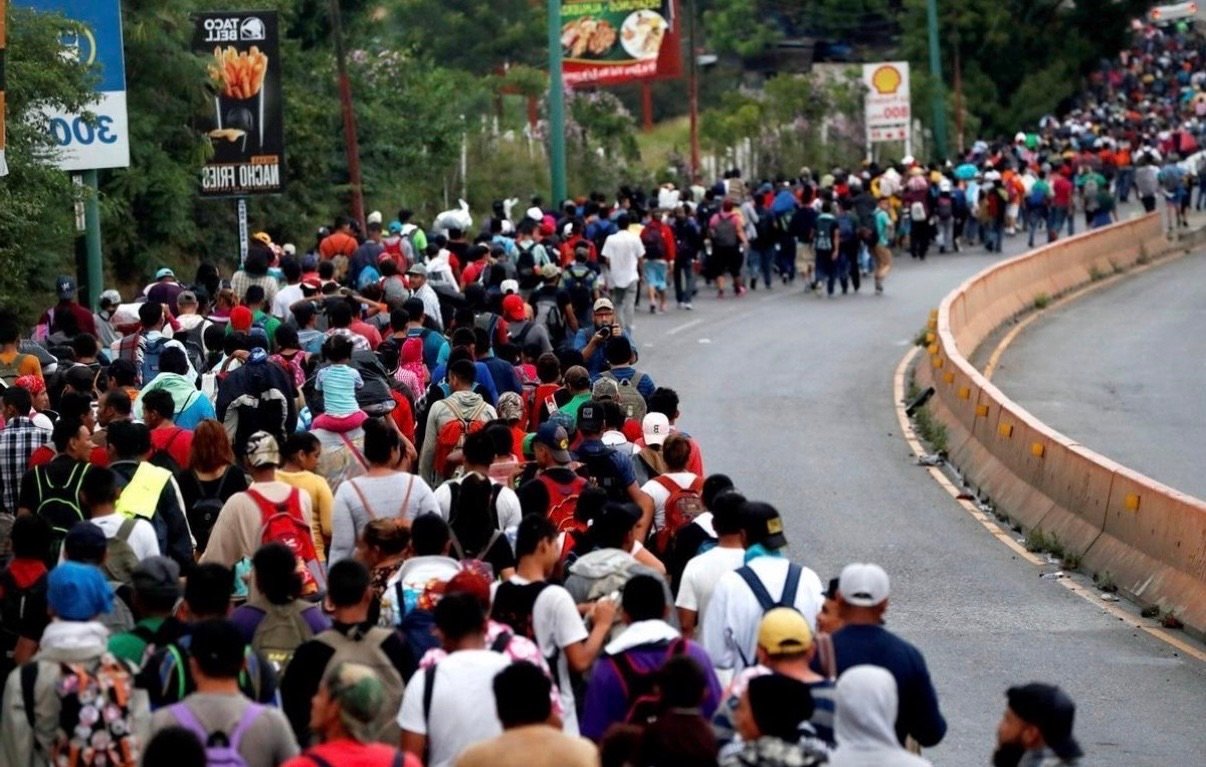 Niños con fiebre y a la intemperie: caravana de 350 migrantes deja Chiapas y avanza hacia Oaxaca