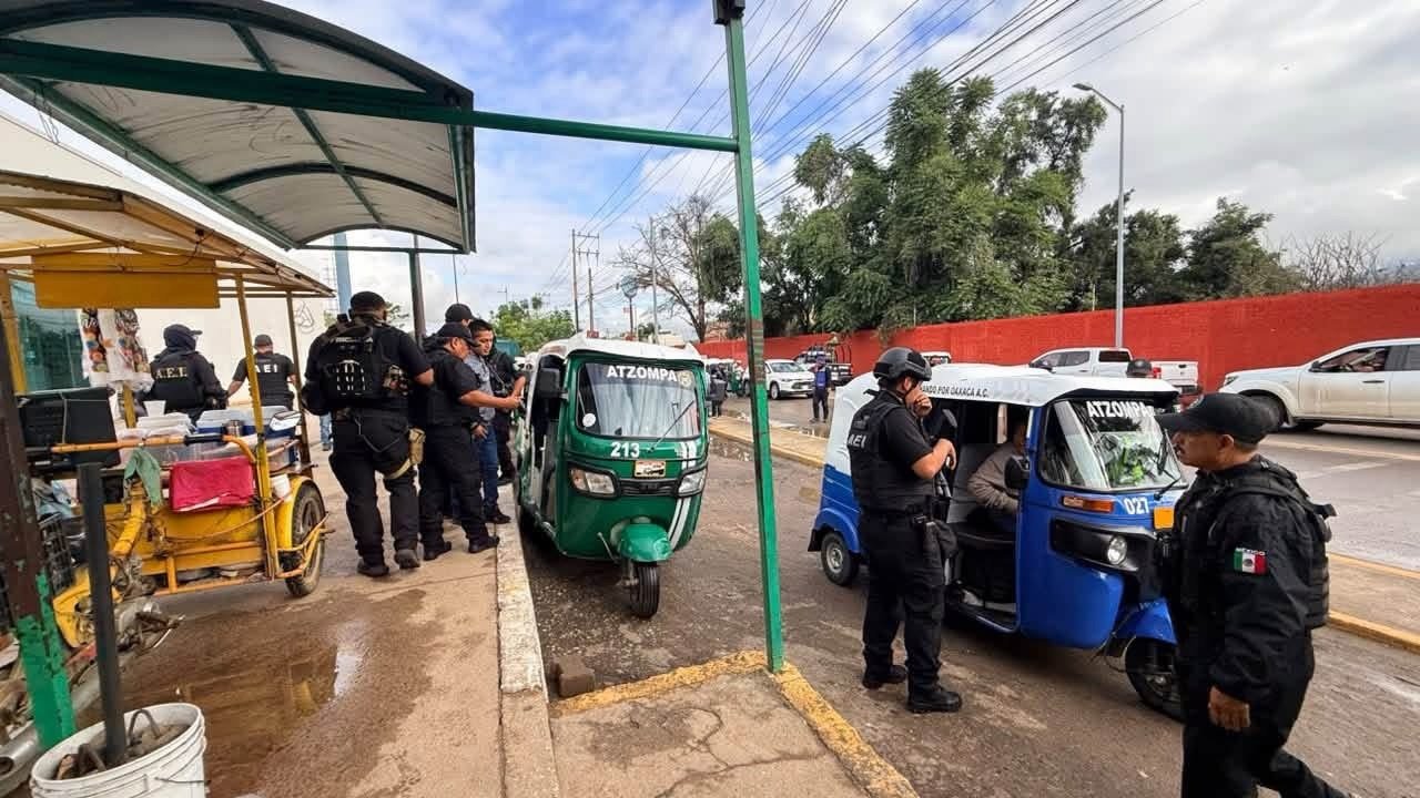 Aseguran 16 mototaxis irregulares durante operativo en inmediaciones de Plaza Bella, Oaxaca
