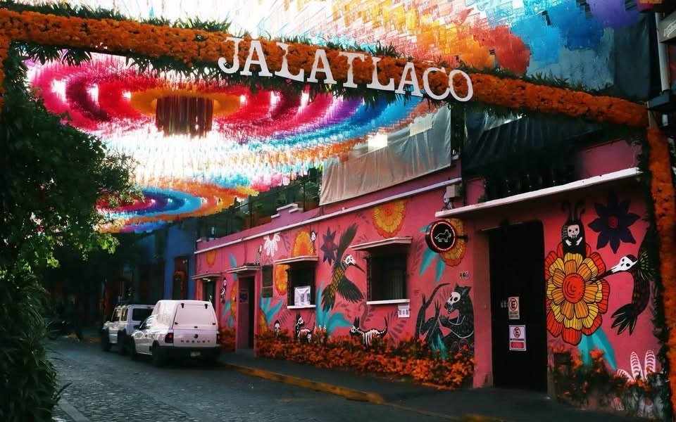 Jalatlaco se transforma en un lienzo de arte y tradición por el Día de Muertos