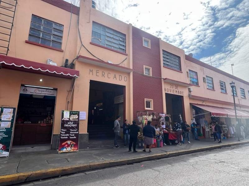 Locatarios del 20 de Noviembre y Benito Juárez rechazan programa de regularización del Ayuntamiento de Oaxaca; temen cobros irregulares y perder sus concesiones