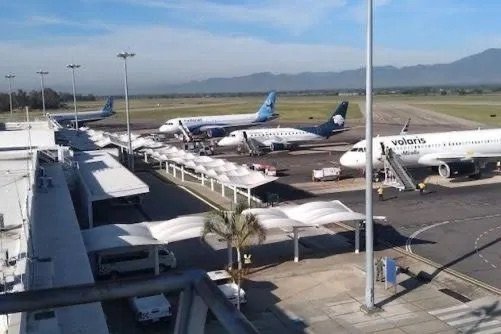 Aseguran más de 365 mil dólares en el aeropuerto de Oaxaca; un pasajero procedente de Dallas los ocultaba en su equipaje