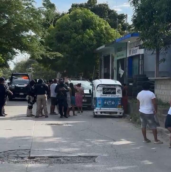 Asesinan a mototaxista de 22 años en Juchitán; familiares retiran su cuerpo del lugar